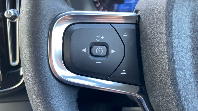 Volvo XC40 2.0 B3P Plus Dark 5dr Auto Petrol Estate